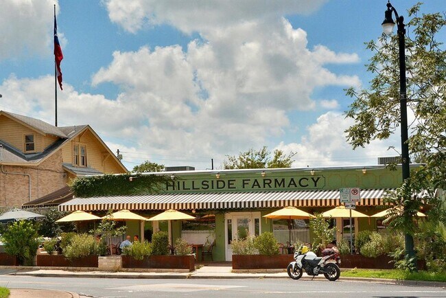 Building Photo - 800 Embassy Dr