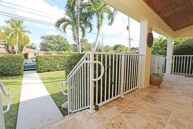 Building Photo - 2746 SW 32nd Ct