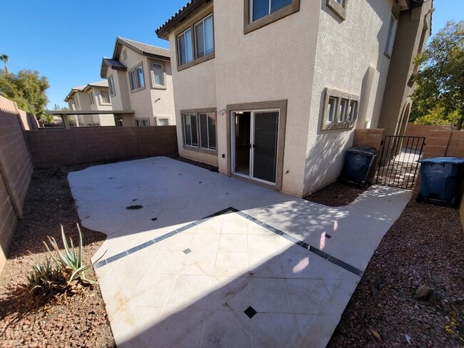 Building Photo - Immaculate 3 Bedroom Home in a Gated Commu...
