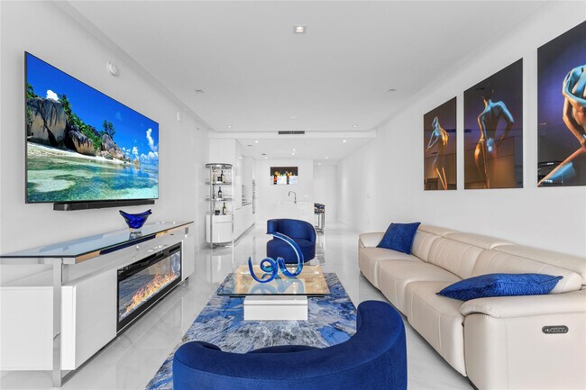 Building Photo - 700 NE 24th St