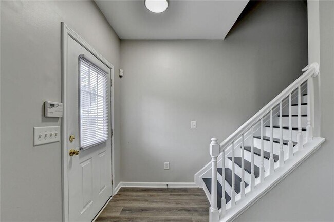 Building Photo - 903 Redwood Dr