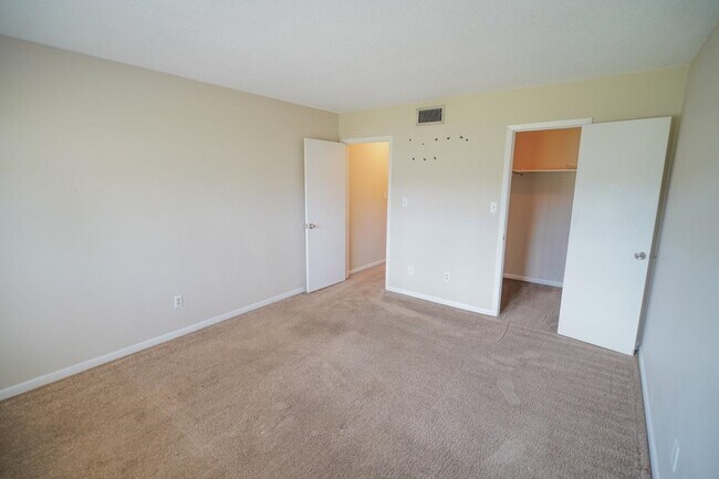 Building Photo - 2325 W Pensacola St