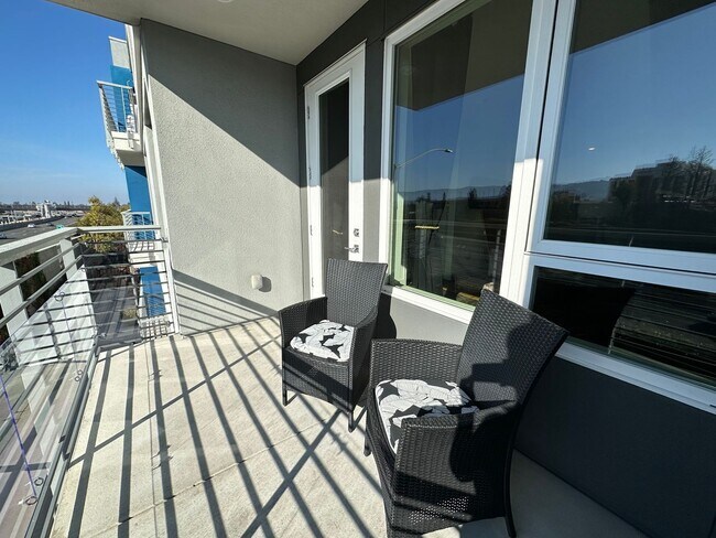 Building Photo - Fully Furnished Resort-Style Condo