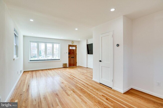 Building Photo - 5513 Chillum Pl NE