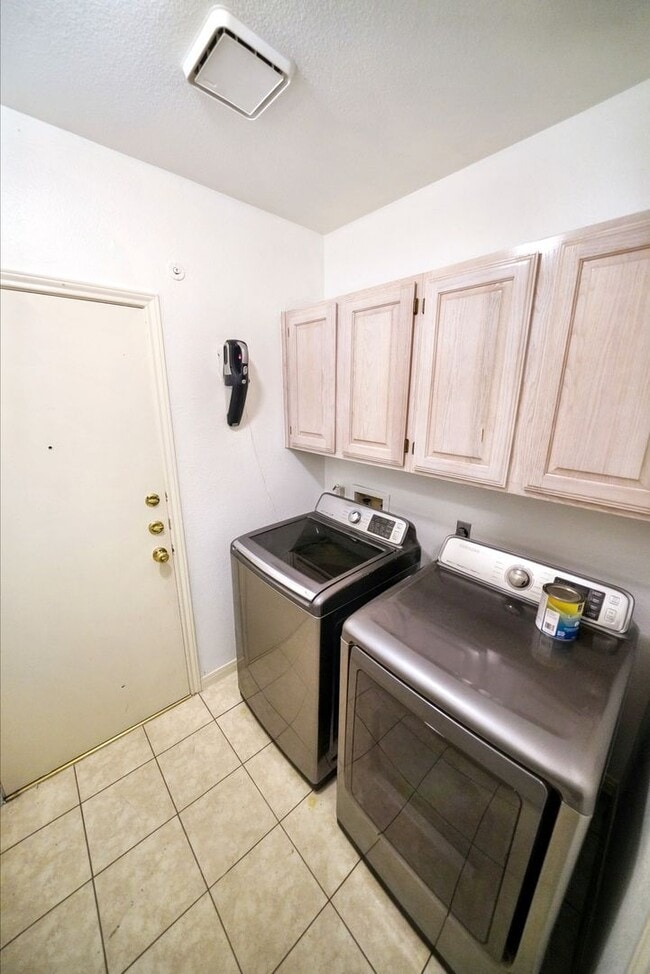 Building Photo - Beautiful Home in the desirable Shavano Ga...