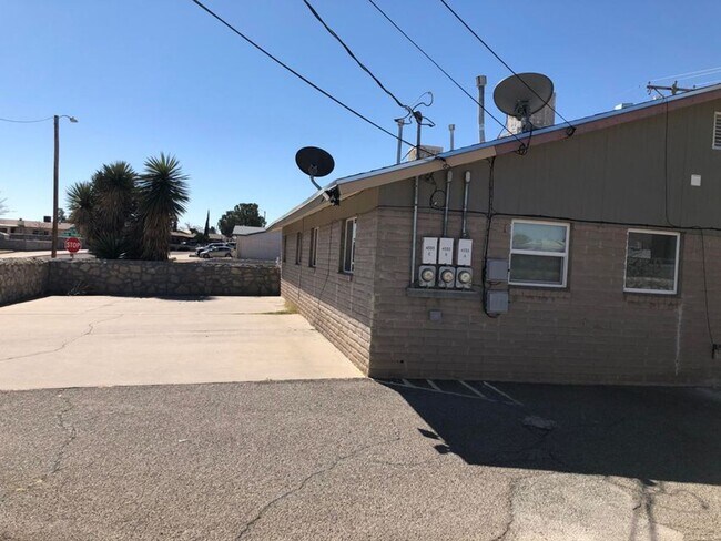 Building Photo - 4555 Sun Valley Dr