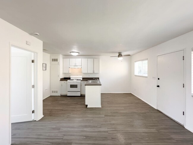 Building Photo - CUTE CONDO IN A DUPLEX W/ LARGE BACKYARD A...