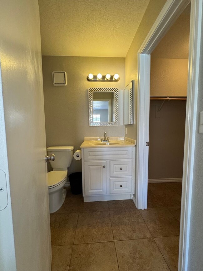 Building Photo - Transformed Townhome