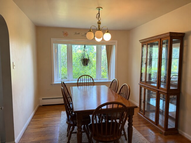 Building Photo - Well Maintained 2 Bedroom Ranch-style home - Full Size Basement!