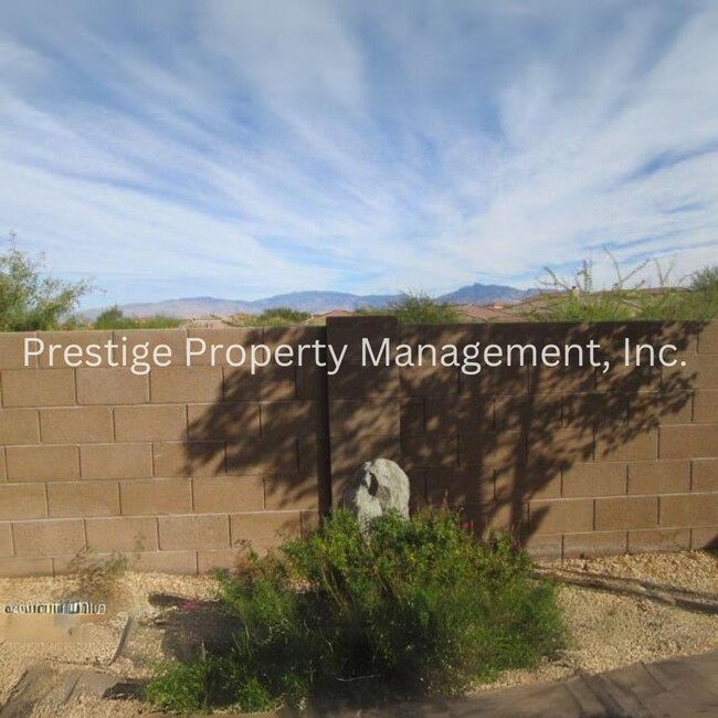 Building Photo - 3/2 Corona De Tucson Charmer With Screened...