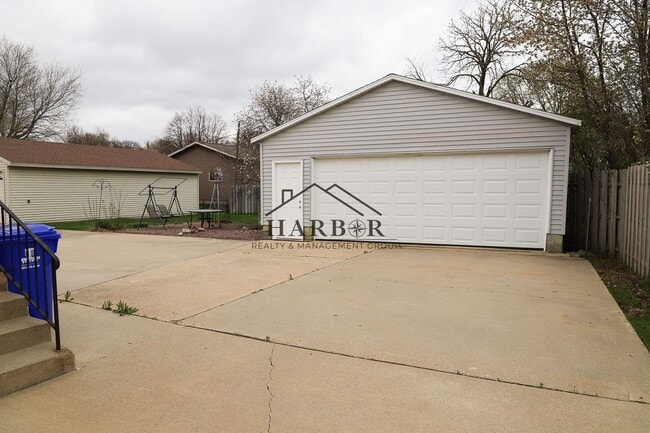 Building Photo - Single Family Home in SE Rochester Availab...