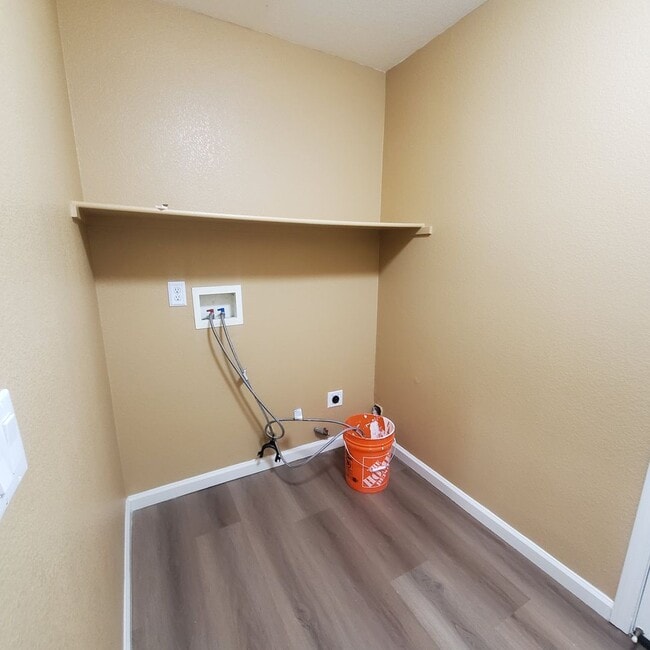 Building Photo - Single Story 3/2 with Great Open Floorplan in Brentwood