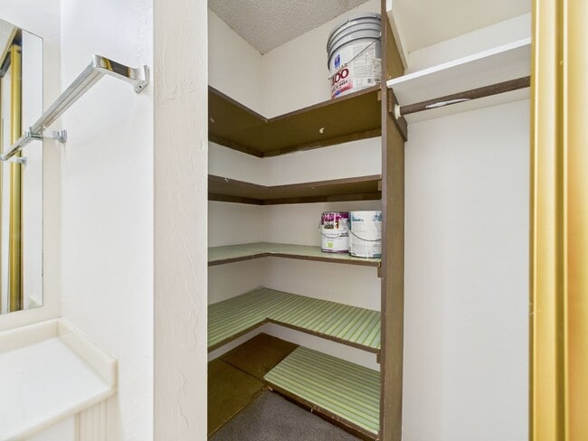 Building Photo - 1/1 Golden Oaks Condo for rent