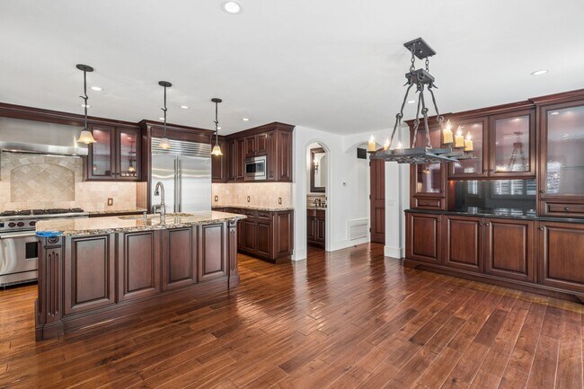 Building Photo - Charming 3BD Home in Coveted Newport Heights
