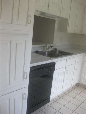 Building Photo - 2610 Lakehill Ln