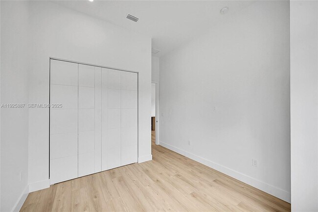 Building Photo - 2931 SW 12th Ave