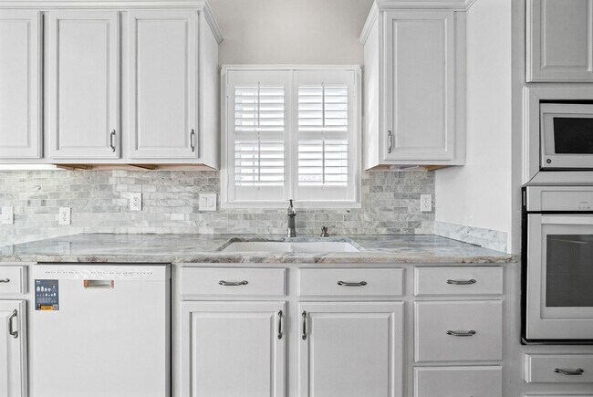 Building Photo - 3 Bedroom 2 Bath Pet Friendly Home For Rent with Community Pool Access!