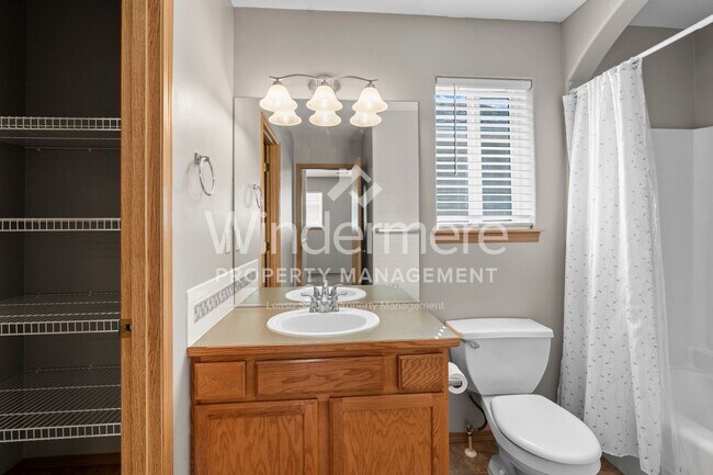 Building Photo - 3 Bedroom 2.5 Bath Home In Eagle Ridge