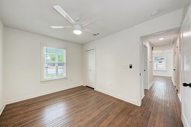 Building Photo - 1703 Hillcrest Ln