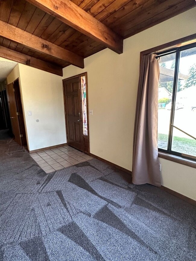 Building Photo - Coming Available 3 Bedroom