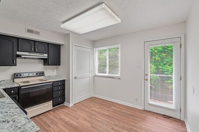 Building Photo - 476 E Red Bud Rd