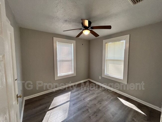 Building Photo - 3516 Phyllis St