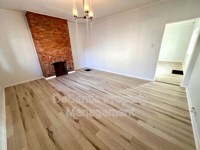 Building Photo - 210 18th St