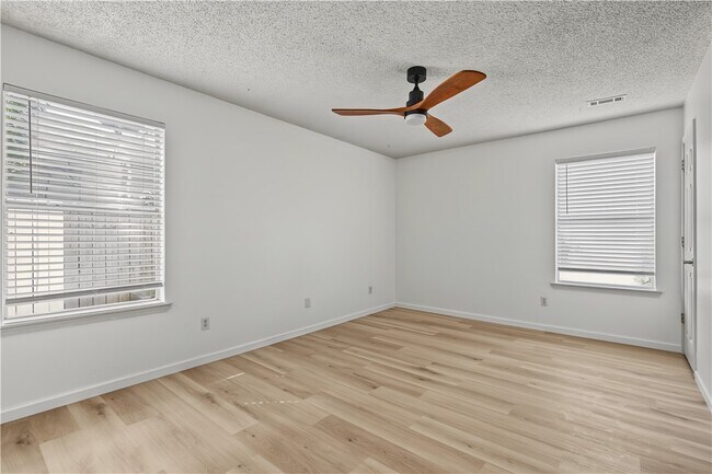 Building Photo - 1602 Parkview Pl