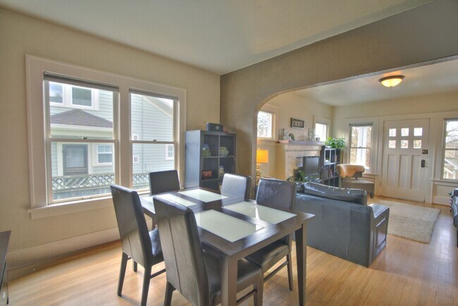 Building Photo - 4Bd/2Ba Seattle House