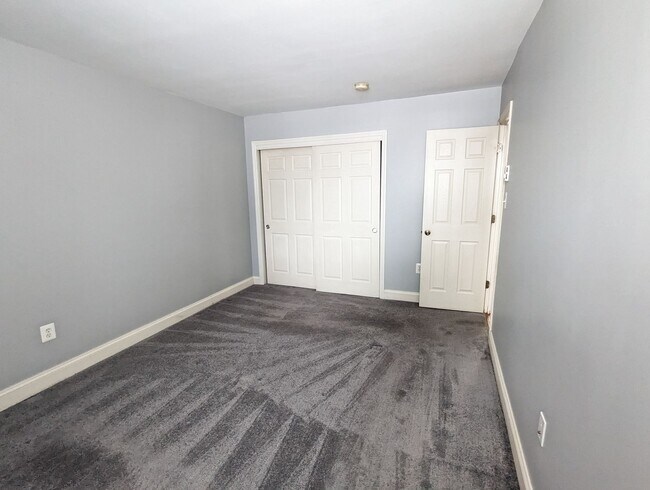 Building Photo - Two bedroom first floor condo in Jefferson...