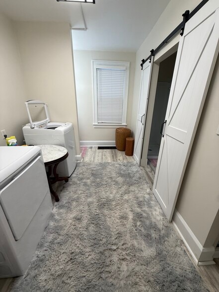 Building Photo - 852 Aetna St