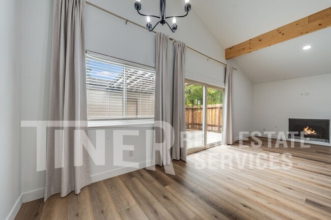 Building Photo - 324 Bridge Pl