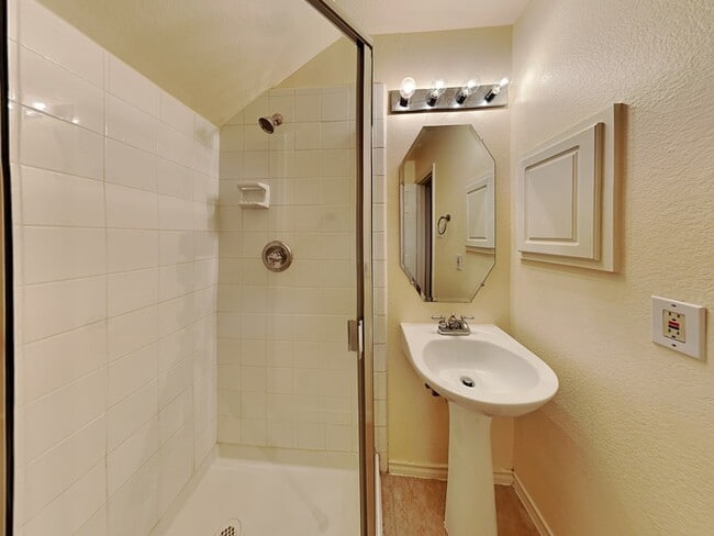 Building Photo - 7416 Coronado Ave