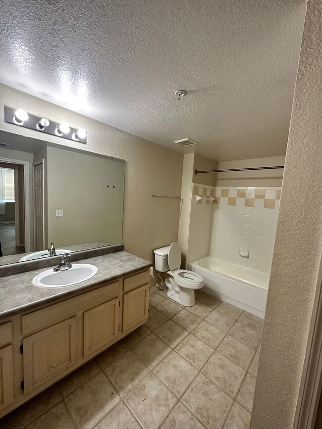 Building Photo - Beautiful 2 Bedroom 2 Bath Condo in the Ha...