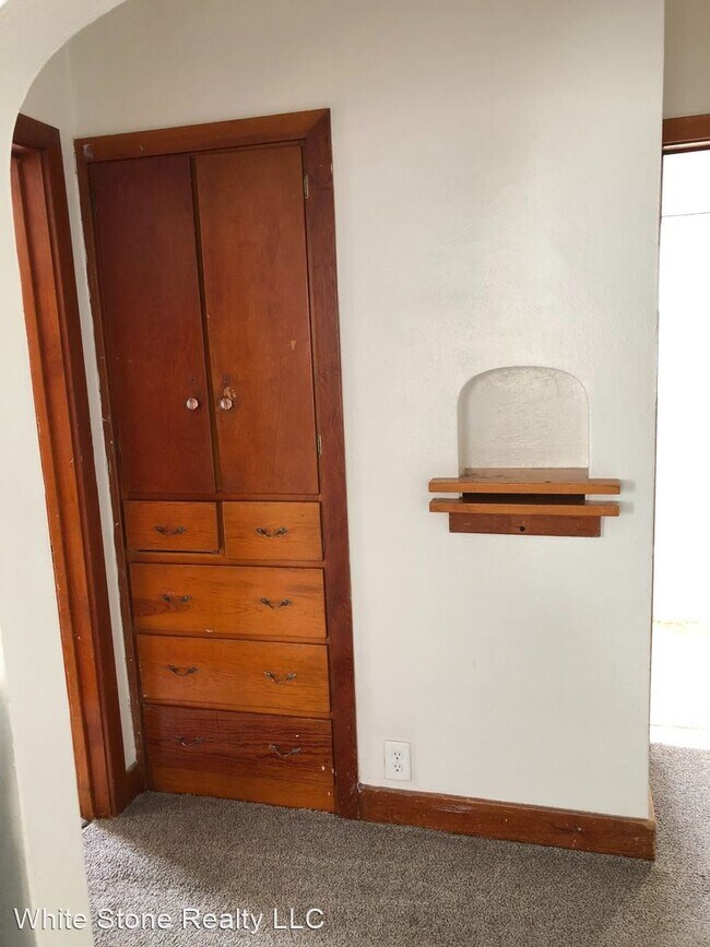 Building Photo - 2 br, 1 bath House - 911 W. Maple St. #2
