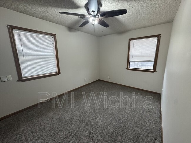 Building Photo - 615 N Kessler St