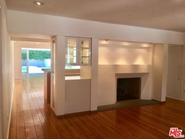 Building Photo - 4031 Hollyline Ave