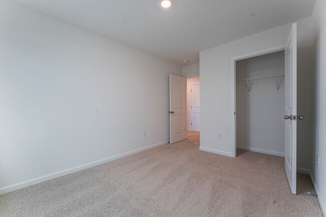 Building Photo - 370 Freestall Dr