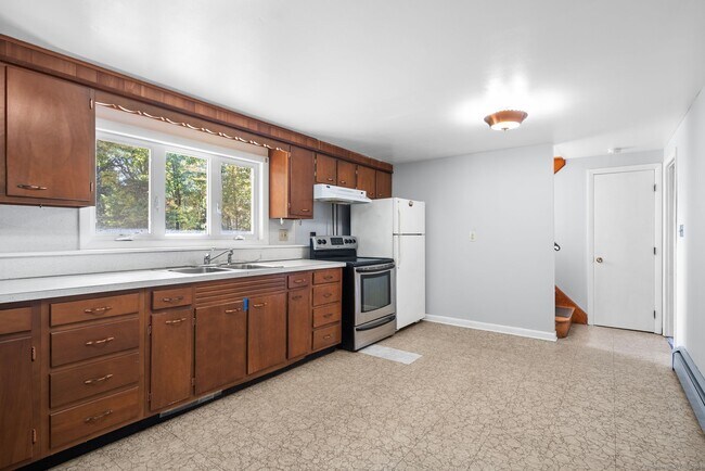 Building Photo - 677 Woodtick Rd
