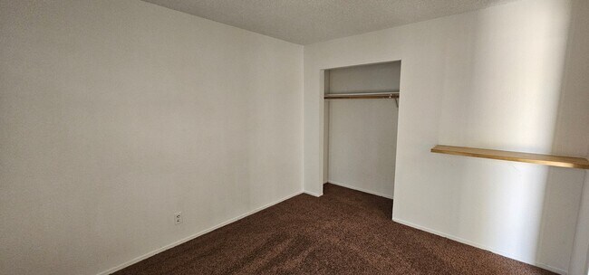 Building Photo - 3 Bedroom Single Stoy Close to EVERYTHING!