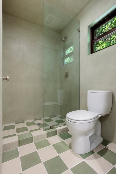 Building Photo - 6900 Willoughby Ave