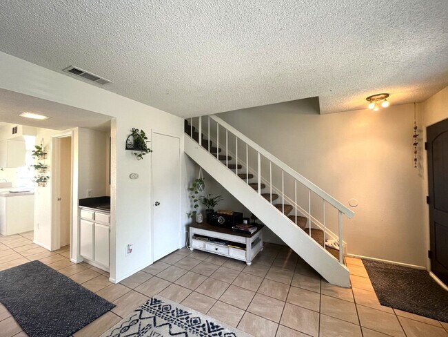 Building Photo - 2 bed, 1.5 bath in Riverside, CA!