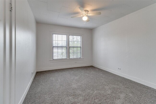Building Photo - 731 W Hull St