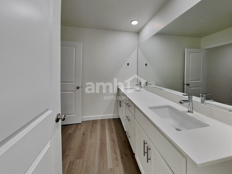 Building Photo - 1232 W Mahogany St