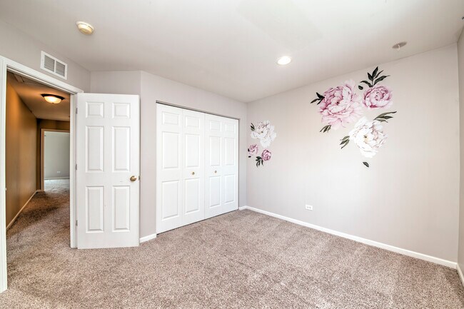 Building Photo - 5565 Cambridge Way