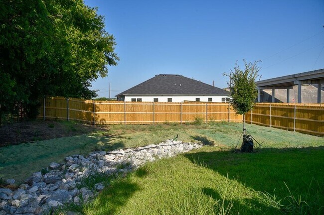 Building Photo - 3 bedroom 2 bath. Duplex Built in 2023