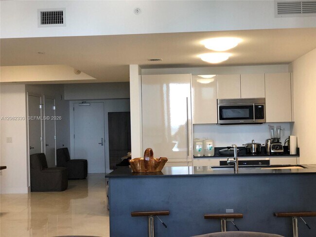 Building Photo - 1010 Brickell Ave