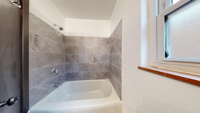 Building Photo - Parma - 2 Bedroom - 3rd Floor Unit