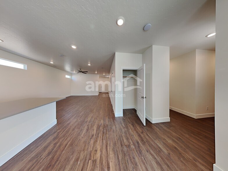 Building Photo - 1317 N Barkvine Ave