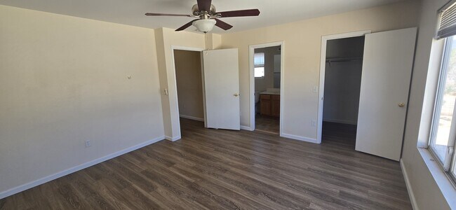 Building Photo - 2611 W Gypsum Ave